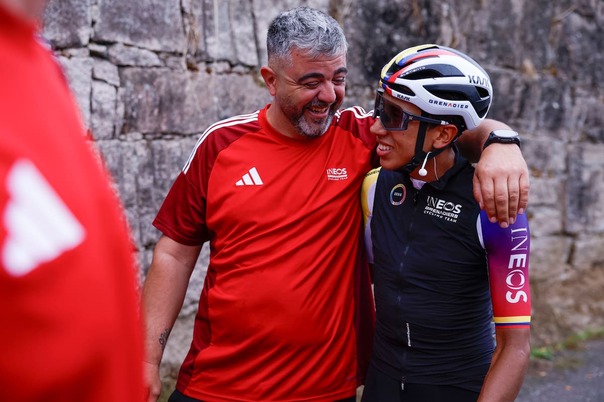 MOS-CASTRO DE HERVILLE (PONTEVEDRA), 09/09/2025.- El ciclista colombiano Egan Bernal (d), del INEOS Grenadiers, celebra la victoria en la etapa 16 de la Vuelta Ciclista a España que se disputa este martes entre Poio y Mos-Castro de Herville (Pontevedra), de 167.9 km de recorrido. EFE/ Javier Lizón