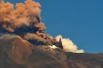 Video: Volcán Etna vuelve a entrar en erupción y afecta vuelos en Italia