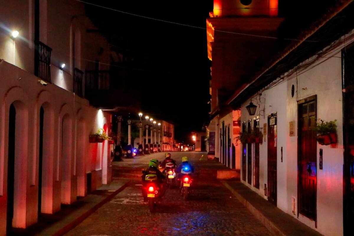 Así se veían las calles del Casco Antiguo de Girón con la entrada en vigencia del toque de queda. (Foto: Suministrada / VANGUARDIA)