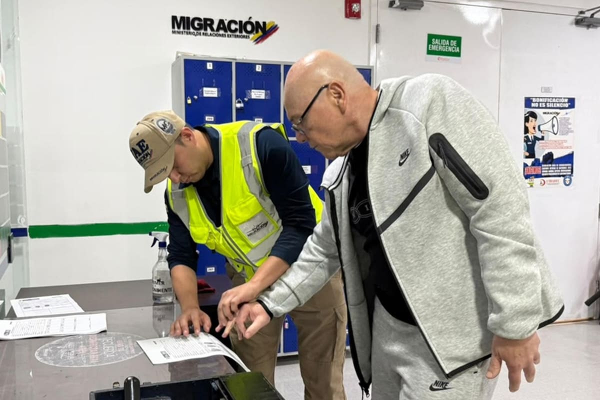 Fotografía cedida por la oficina de prensa de Migración Colombia donde se observa la detención del narcotraficante Eugenio Montoya, exmiembro del cartel del Norte del Valle, tras ser deportado de Estados Unidos donde cumplió una condena de 19 años de prisión por conspiración para el tráfico de drogas y obstrucción a la justicia, este viernes en Bogotá. Foto: EFE/ Migración Colombia