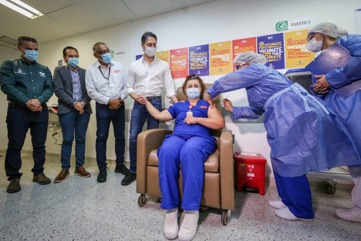 La política contamina la vacunación contra la Covid-19 en Colombia