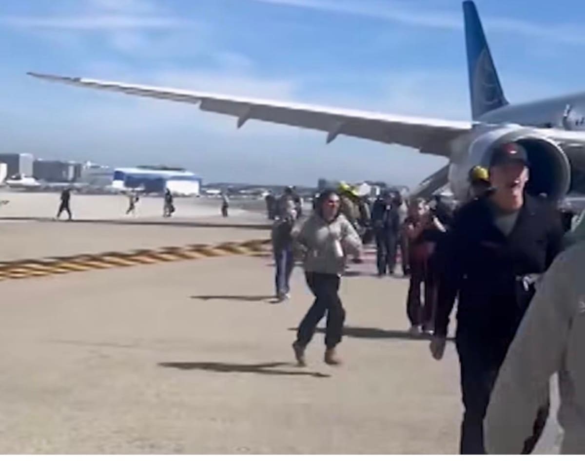 Aterrizaje de emergencia en el aeropuerto de Los Ángeles. Vuelo de United hacia Newark regresó tras apagar un motor por posible incendio.