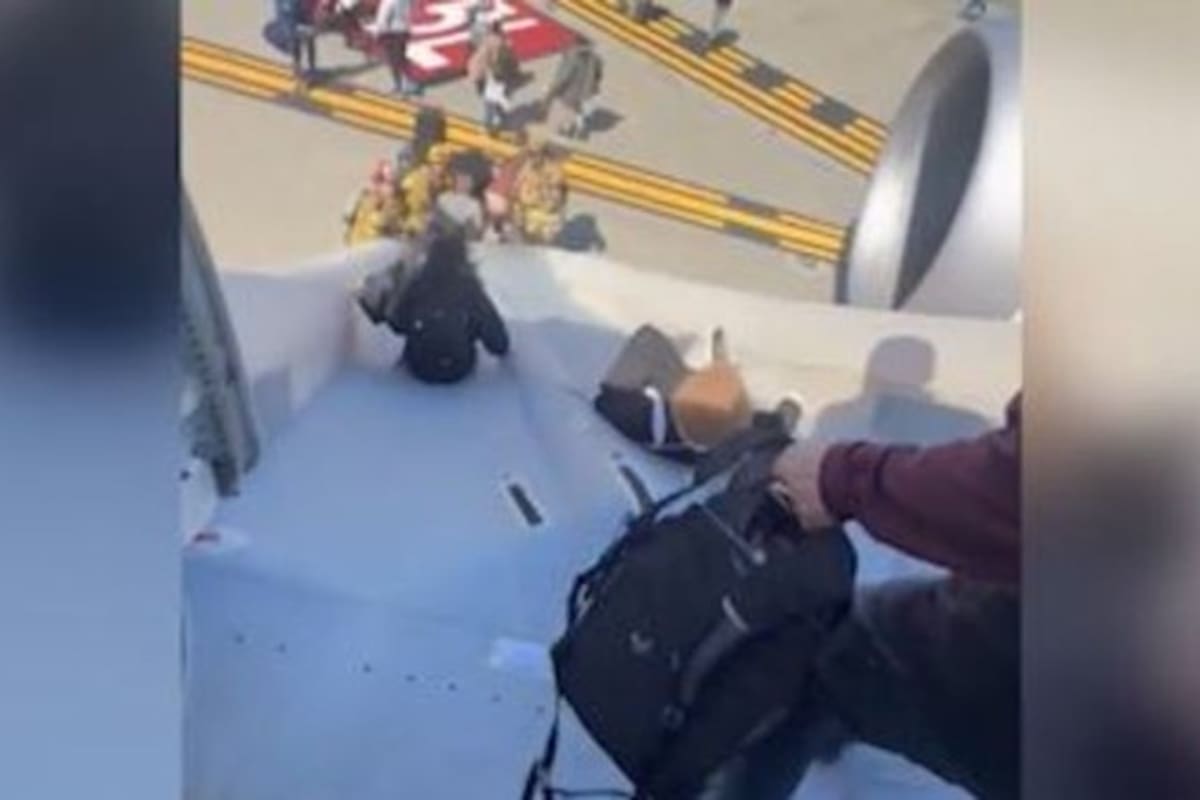 Así fue la evacuación del vuelo 2127 de United Airlines en Los Ángeles. Los pasajeros tuvieron que salir por toboganes tras una alarma de incendio en un motor.