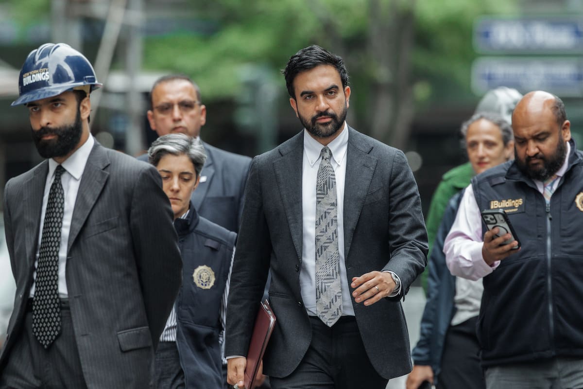 El alcalde de Nueva York, Zohran Mamdani (C), llega mientras los servicios de emergencia responden a un edificio de 38 pisos en construcción en Midtown Manhattan después de que los trabajadores descubrieran que las vigas de soporte estructural comenzaban a ceder en Nueva York, Nueva York, EE. UU., 7 de julio de 2026. Varios edificios cercanos fueron evacuados como medida de precaución, incluyendo un hotel y una escuela. (Nueva York) EFE/EPA/Olga Fedorova