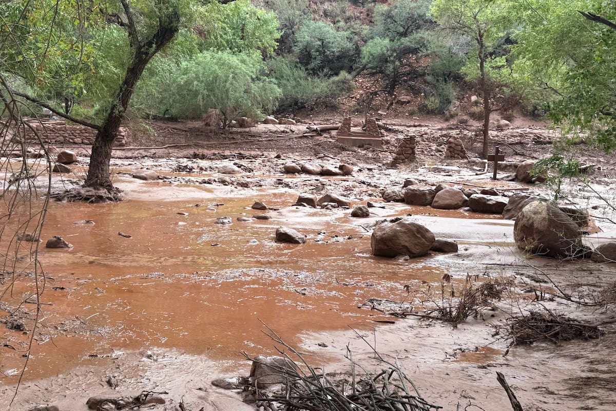 Fotografía cedida por el Servicio de Parques Nacionales de EE.UU. que muestra los restos de los pilares de un puente de piedra destruido debido a una crecida repentina del arroyo Bright Angel en Arizona (EE.UU.). Decenas de turistas han sido evacuados del Parque Nacional del Gran Cañón después de que inundaciones repentinas afectaran a varias zonas del cañón en el estado de Arizona, según informó este domingo el Servicio de Parques Nacionales de EE.UU. (NPS). EFE/ Servicio de Parques Nacionales de EE.UU. /SOLO USO EDITORIAL/ NO VENTAS/ SOLO DISPONIBLE PARA ILUSTRAR LA NOTICIA QUE ACOMPAÑA (CRÉDITO OBLIGATORIO)