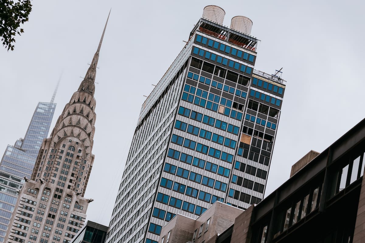 ¡Pánico en Nueva York! Evacúan de emergencia un rascacielos de 37 pisos en Manhattan por riesgo inminente de colapso. Las columnas del piso 21 cedieron y el edificio no para de moverse.