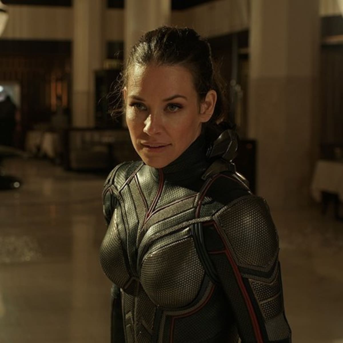 La actriz Evangeline Lilly reveló que sufrió daño cerebral luego de una caída ocurrida durante una salida a la playa el año pasado.