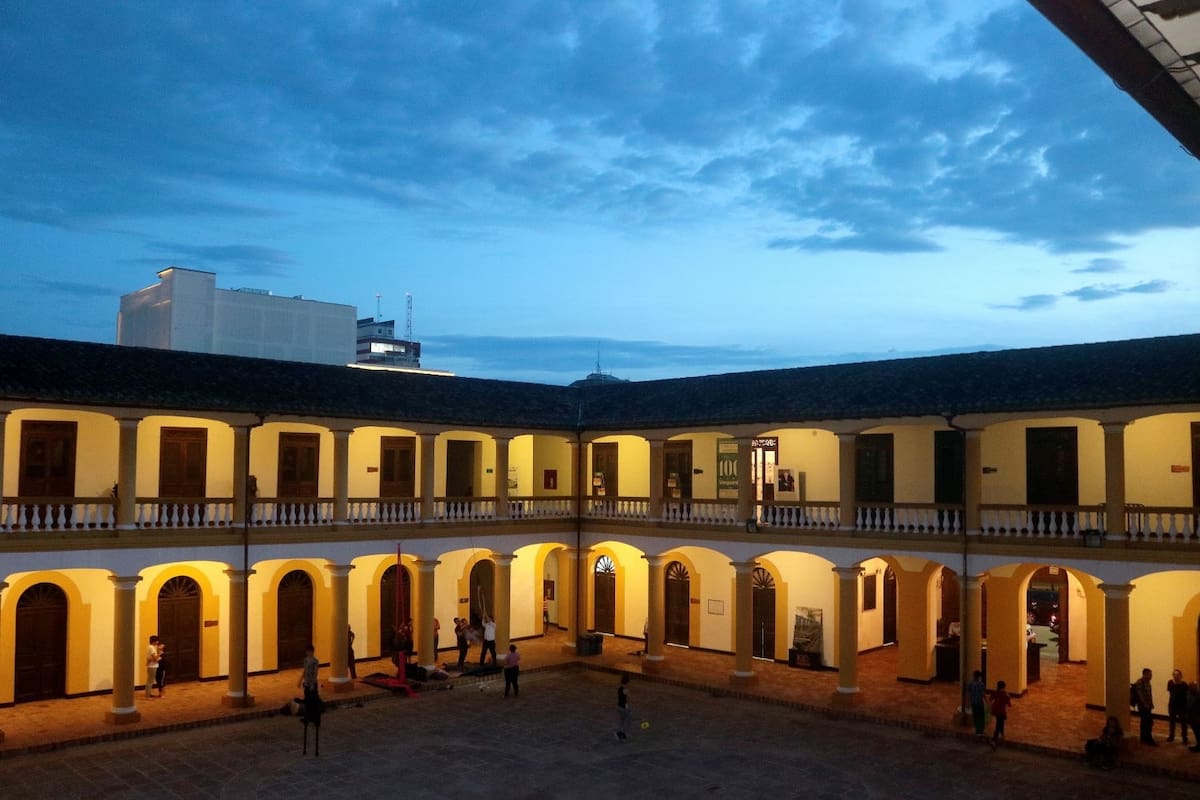 En una decisión que ha generado fuertes críticas en Santa Marta, el alcalde de la capital del Magdalena, Carlos Alberto Pinedo Cuello, firmó un convenio por $12.000 millones con la Corporación Centro Cultural del Oriente Colombiano para que organizara, principalmente, conciertos, en las pasadas Fiestas del Mar. Vanguardia le pregunto a la Alcaldía de Santa Marta si evadió abrir una licitación pública para el manejo de los millonarios recursos.