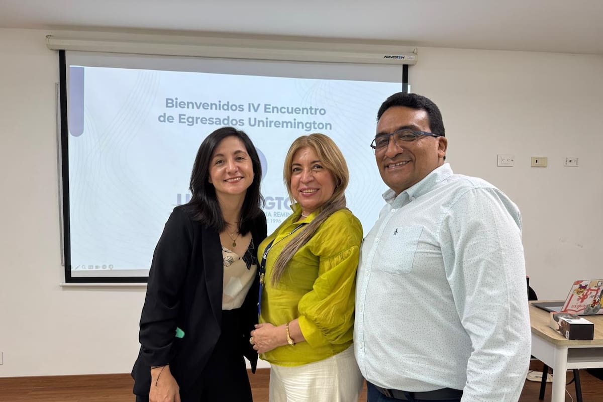 Martha Amézquita Marín, rectora de Uniremington sede Bucaramanga; Sandra Herrera, ingeniera Química; Helman Villamizar, editor de Q’hubo y abogado Unab invitado. Suministrada / VANGUARDIA