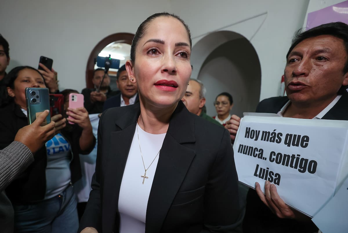 La excandidata presidencial del correísmo Luisa González habla con periodistas este miércoles, en Quito (Ecuador). González denunció que el allanamiento de su vivienda durante la madrugada responde a una "persecución política", y negó de forma tajante cualquier financiamiento irregular, ni de "Venezuela ni de ningún cartel", a su movimiento político, Revolución Ciudadana (RC). EFE/ José Jácome