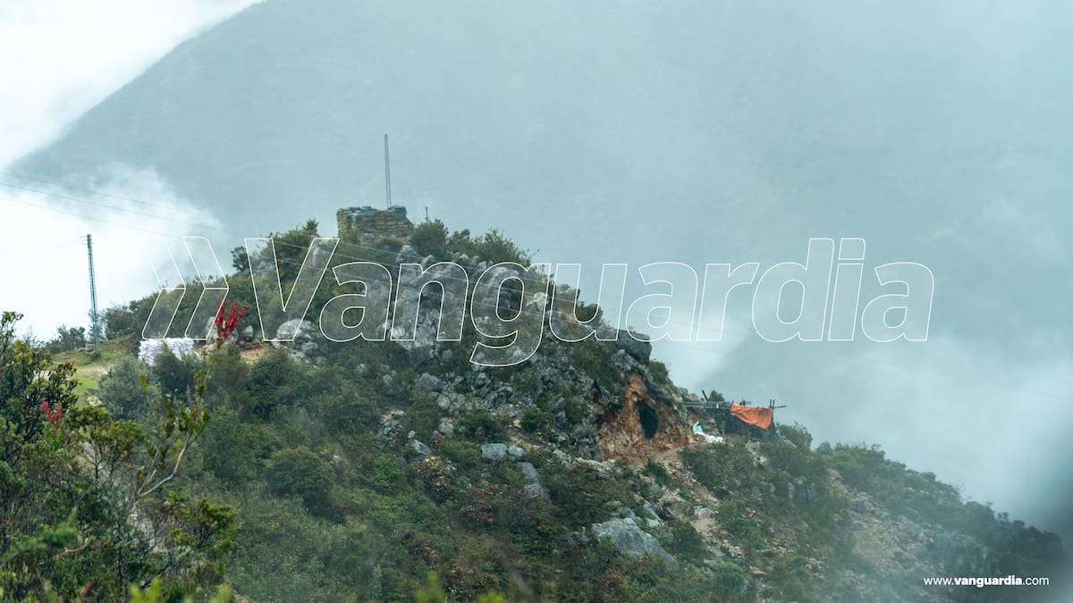 Esta es la primera fotografía conocida de una bocamina en pleno páramo de Santurbán, a más de 3.000 metros de altura. Imagen exclusiva de Vanguardia. Derechos reservados.