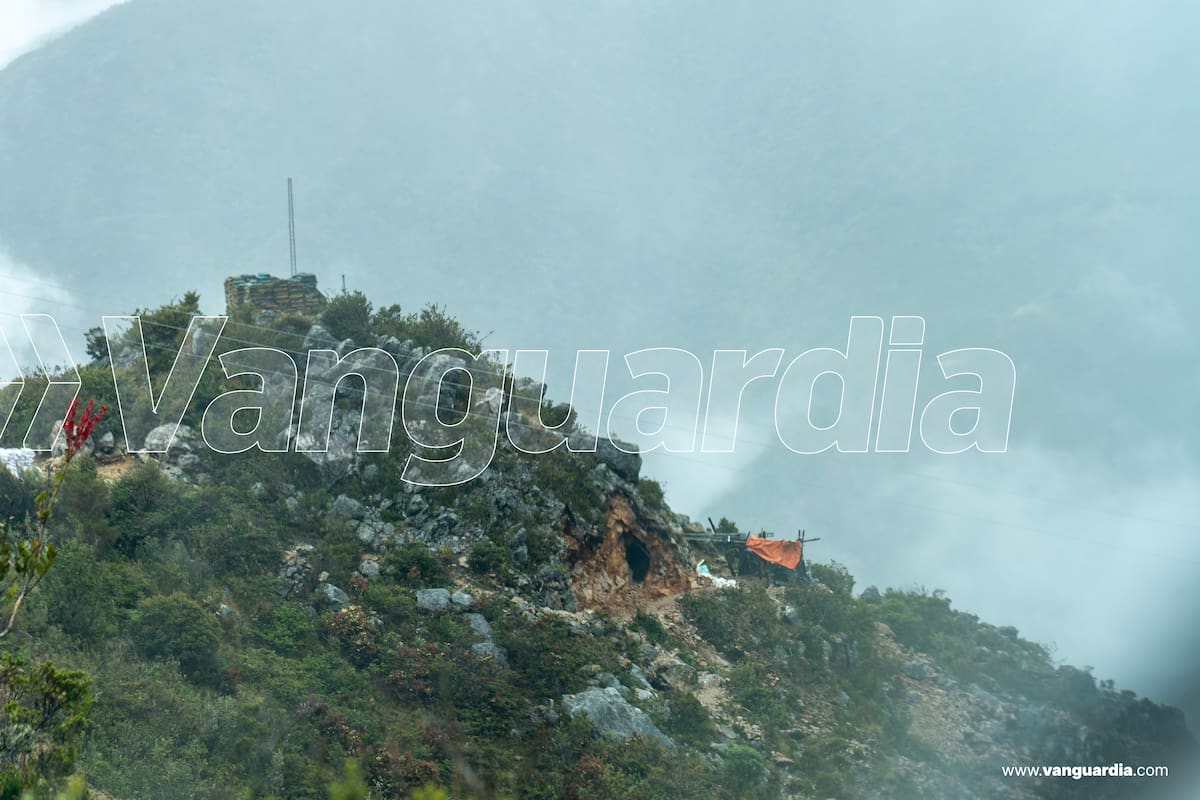 Esta es la primera fotografía conocida de una bocamina en pleno páramo de Santurbán, a más de 3.000 metros de altura. Imagen exclusiva de Vanguardia. Derechos reservados.