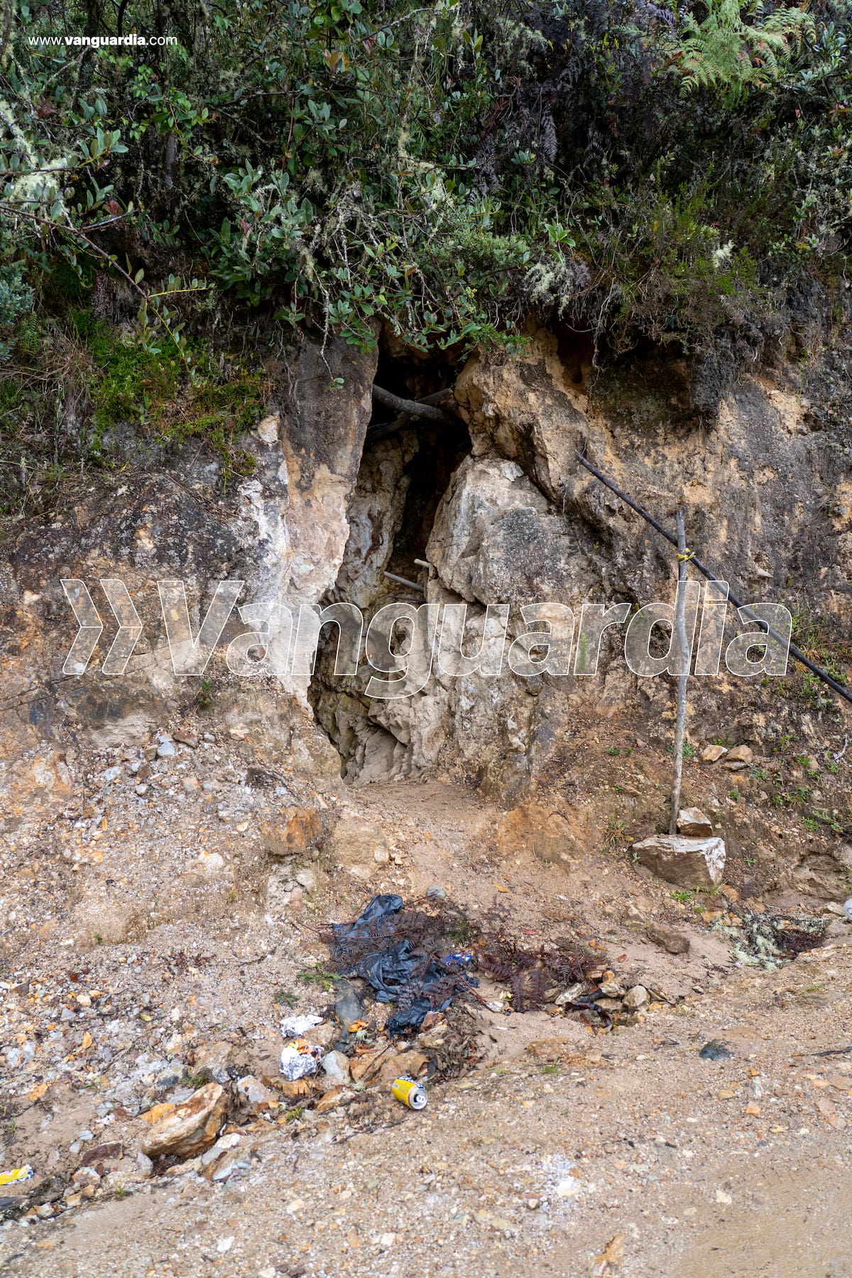 Esta es la primera fotografía conocida de una bocamina en pleno páramo de Santurbán, a más de 3.000 metros de altura. Imagen exclusiva de Vanguardia. Derechos reservados.