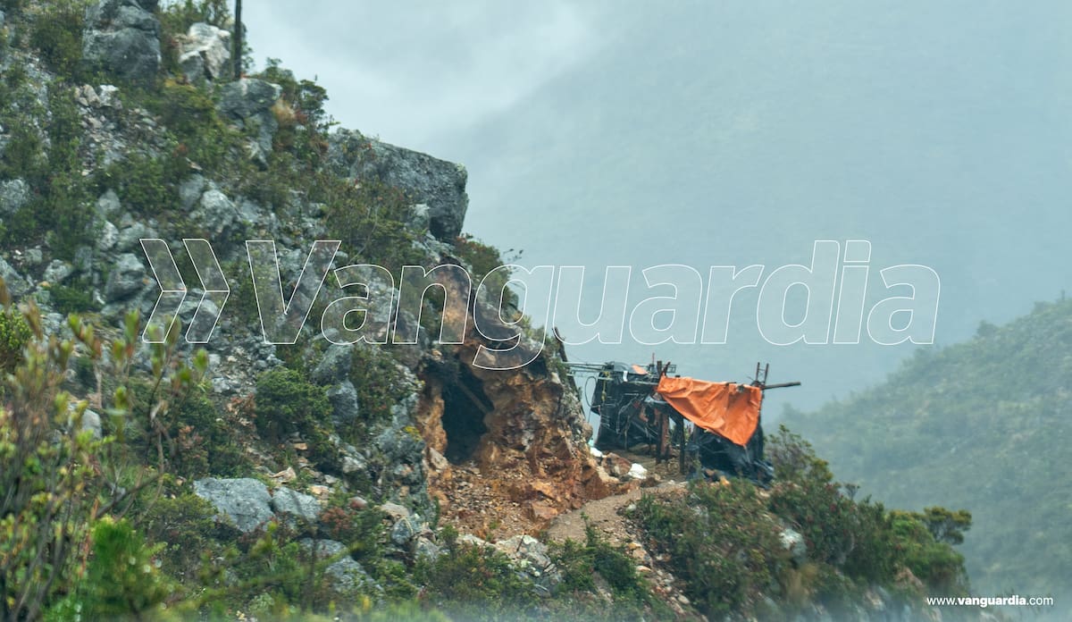 Esta es la primera fotografía conocida de una bocamina en pleno páramo de Santurbán, a más de 3.000 metros de altura. Imagen exclusiva de Vanguardia. Derechos reservados.