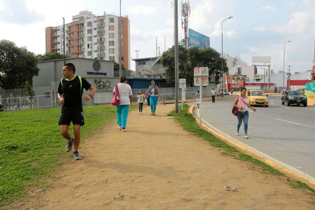 Como se aprecia en esta imagen, la falta de andenes obliga a los transeúntes a caminar por las zonas verdes del intercambiador o a invadir las vías para poder transitar. (Foto: Fabián Hernández /VANGUARDIA LIBERAL)