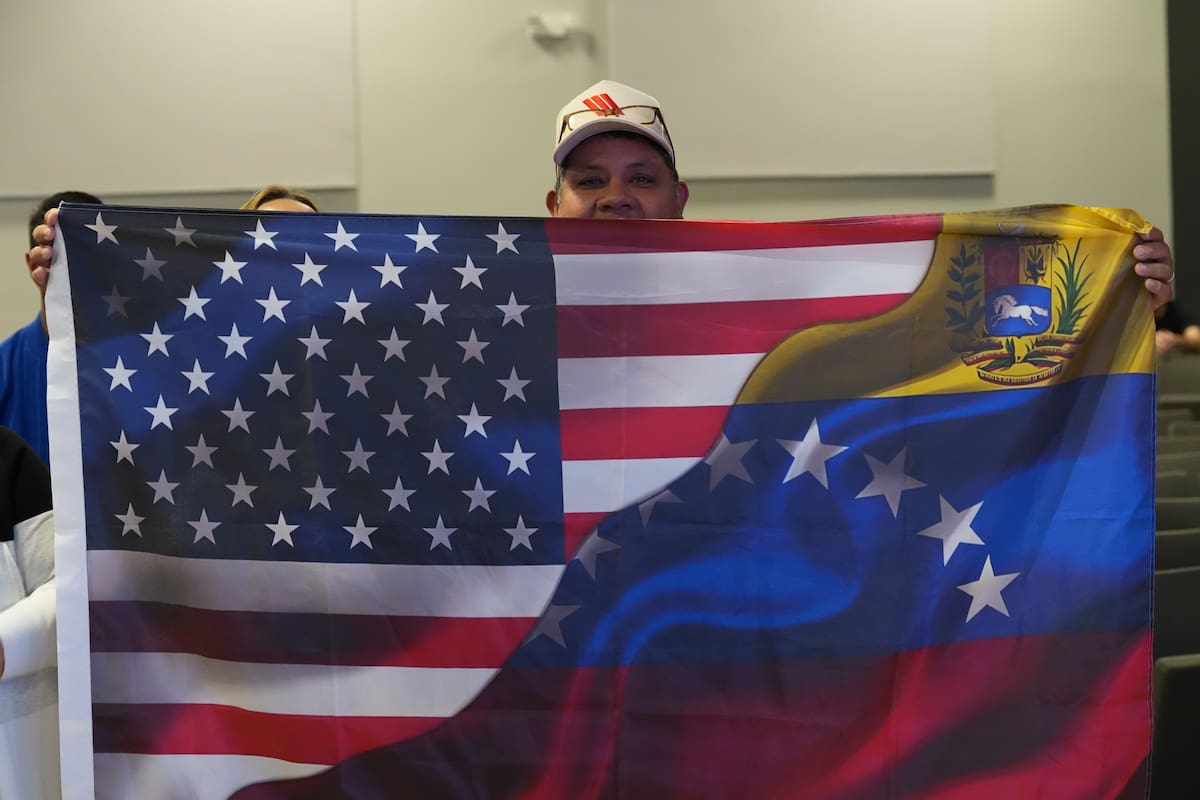 AME6638. MIAMI (ESTADOS UNIDOS), 19/01/2026.- Un hombre sostiene una bandera con los colores de Venezuela y Estados Unidos en una jornada de oración este domingo, en la Iglesia de Doral en Miami (Estados Unidos). Centenares de miembros de las comunidades del exilio cubano y venezolano en el condado Miami-Dade se congregaron para participar en una jornada de oración por la liberación de Cuba y Venezuela organizada por la Asamblea de la Resistencia Cubana (ARC). EFE/ Alberto Boal