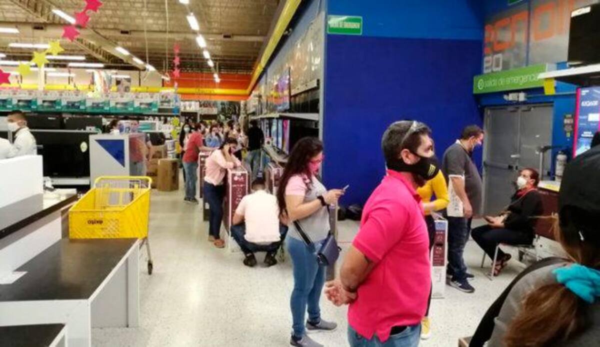 Desde muy temprano este viernes, largas colas comenzaron a verse en algunos comercios de Cúcuta por el día sin el Impuesto al Valor Agregado (IVA) decretado por el Gobierno Nacional. Foto / La Opinión