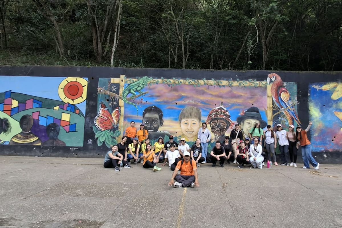 Omar Bermúdez llegó a la Comuna 14 de Bucaramanga con dos años y creció viendo cómo la violencia y las drogas marcaban a su barrio. Hoy lidera Explora BGA, una cooperativa que convirtió los cerros de Morrorrico en un referente de turismo comunitario y que forma a 100 niños como líderes ambientales.
