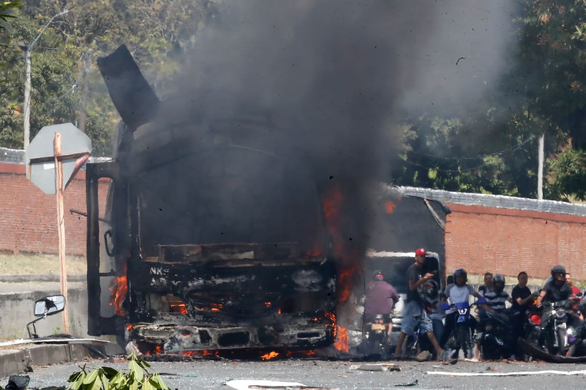 Fotografía que muestra un vehículo afectado por una explosión este viernes, en inmediaciones del batallón de la Tercera Brigada del Ejército en Cali (Colombia). EFE/ Ernesto Guzman Jr