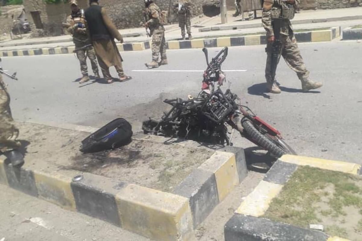 El explosivo fue puesto en una motocicleta que se encontraba parqueada y detonó durante el paso del convoy.