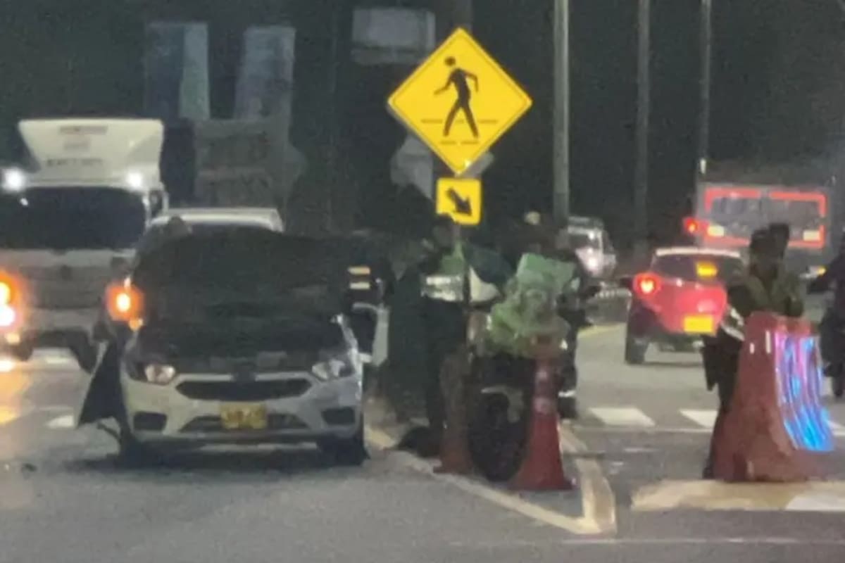 Explosión dentro de un carro en el peaje de Copacabana en la autopista Medellín- Bogotá. | Foto: El Colombiano.