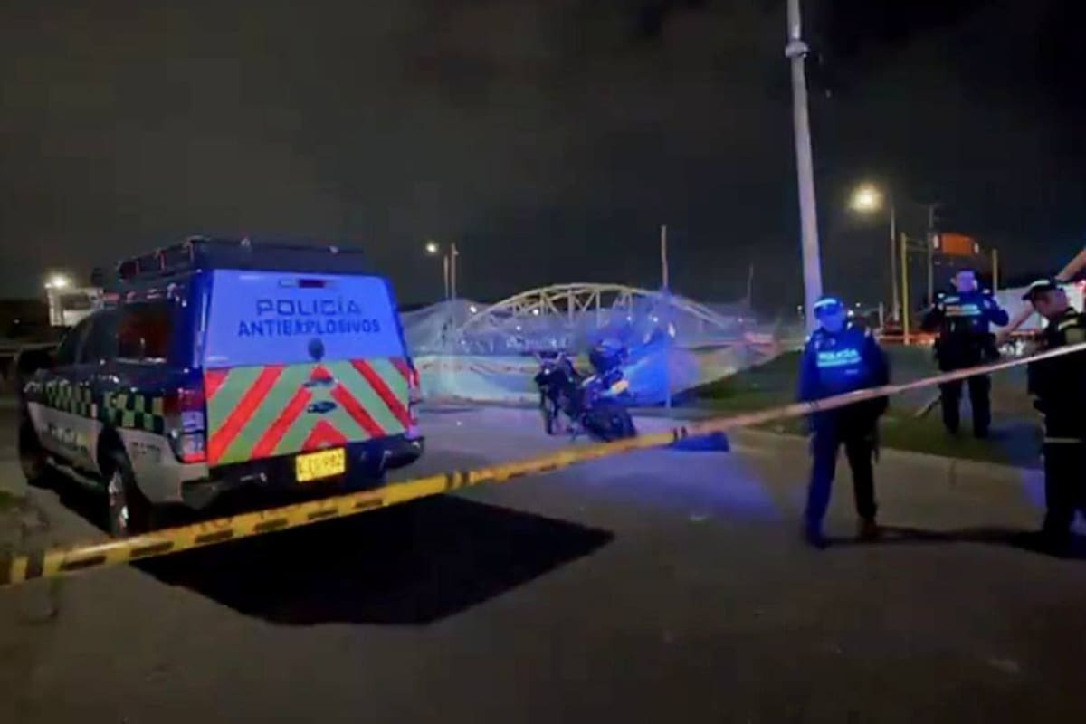 Explosión bajo un puente en Bogotá deja un habitante de calle muerto y otro herido.
Foto: redes sociales.