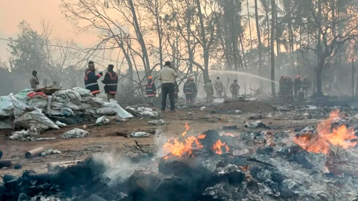 Hasta el lugar del incidente llegaron equipos de emergencia y bomberos para ayudar a los que resultaron afectados por la explosión.