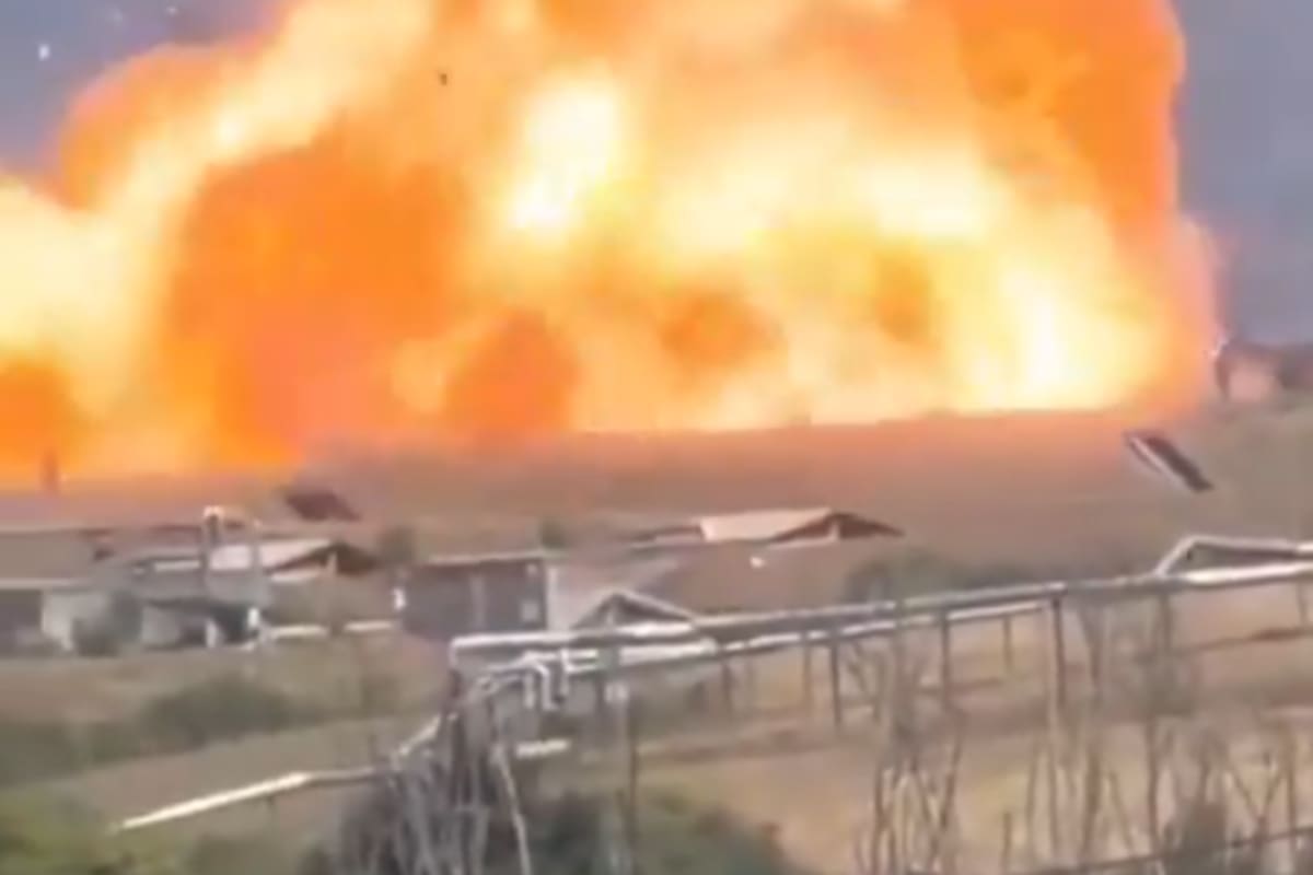 Incendio y explosión en fábrica de municiones en Italia deja una enorme columna de humo.
Foto: captura de video.