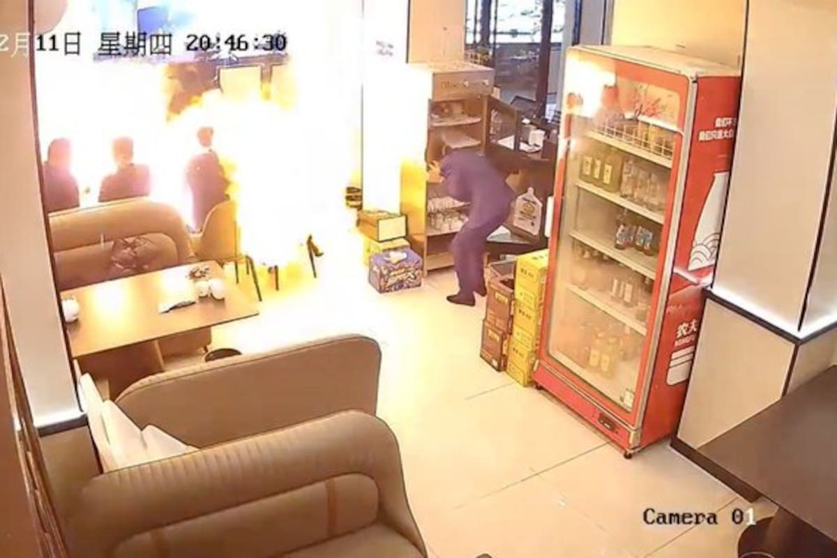 Una cena tranquila en China se convierte de repente en un caos. Al parecer la estufa no soportó el peso de una olla enorme.
