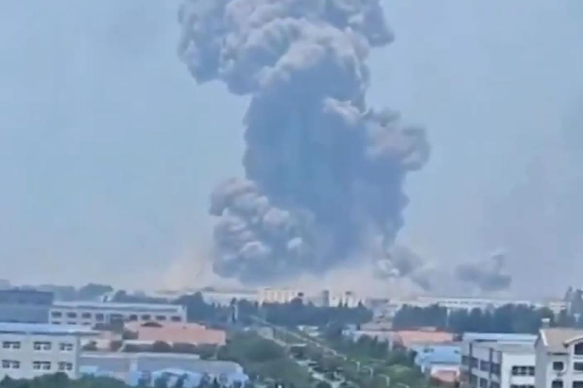 La impresionante estela de humo tras la explosión en una fábrica en China. // Captura de video.