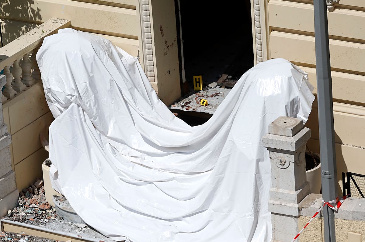 Monaco (Monaco), 30/06/2026.- The entrance of a residential building in Monaco, 30 June 2026, where a suspected parcel bomb explosion the previous evening wounded Ukrainian-born businessman Vadym Yermolaiev and two others. Police searched Monaco and nearby France for a suspect seen leaving a bag or package in the buildings lobby. (Francia) EFE/EPA/SEBASTIEN NOGIER