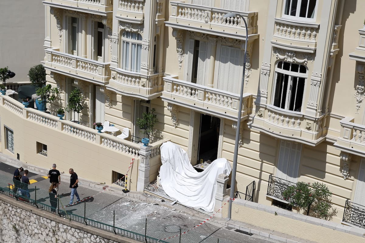 Monaco (Monaco), 30/06/2026.- Members of a bomb disposal team work near a residential building in Monaco, 30 June 2026, after a suspected parcel bomb explosion the previous evening wounded Ukrainian-born businessman Vadym Yermolaiev and two others. Police searched Monaco and nearby France for a suspect seen leaving a bag or package in the buildings lobby. (Francia) EFE/EPA/SEBASTIEN NOGIER