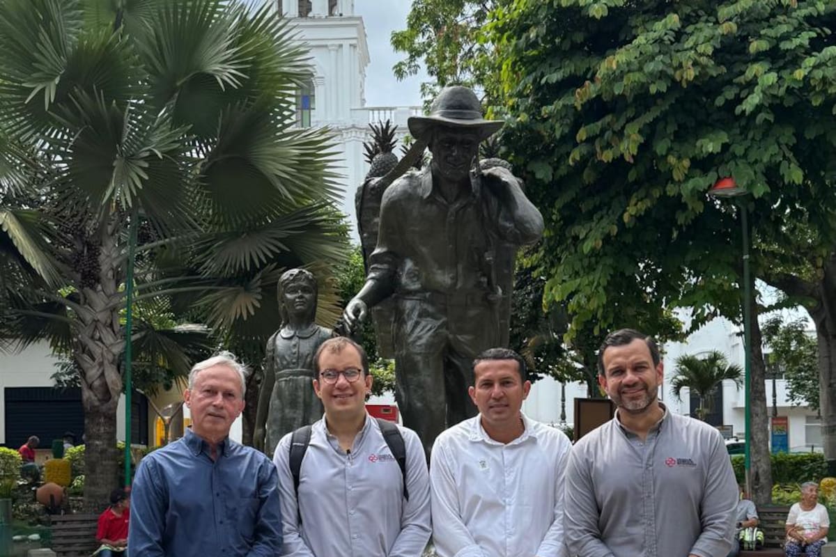 Aresio Lineros Rodríguez, miembro de la Junta Directiva de la Cámara de Comercio de Bucaramanga; Juan Carlos Rincón Liévano, presidente Ejecutivo de la Cámara de Comercio de Bucaramanga; Gabriel Martínez Calderón, alcalde de Lebrija; y Camilo Andrés Suárez, director de Seccional Girón de la Cámara de Comercio de Bucaramanga. Suministrada / VANGUARDIA