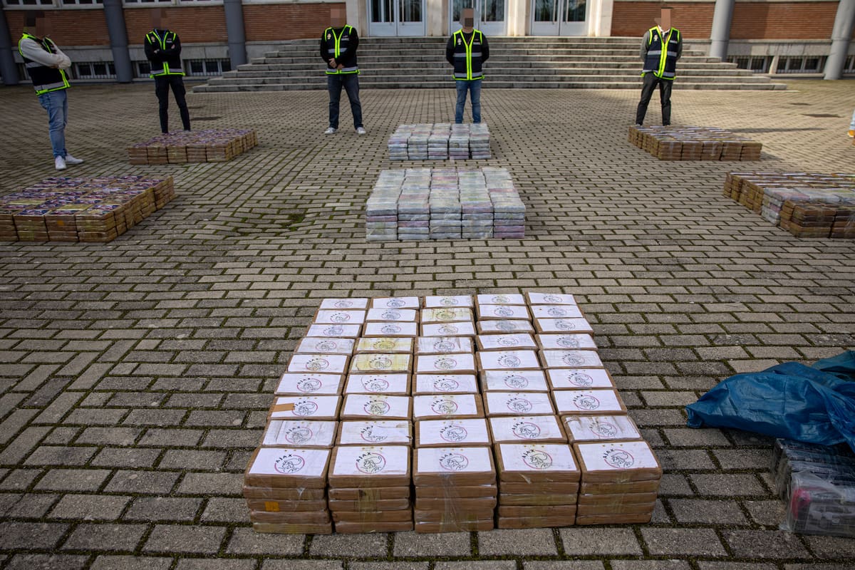 MADRID, 24/02/2026.-Vista de la exposición del material incautado en la operación Tocada este martes en Madrid, en la que la Policía ha desmantelado la base logística que prestaba servicios al tráfico internacional de cocaína y que contaba con dos naves en la Comunidad de Madrid.-EFE/ Daniel González