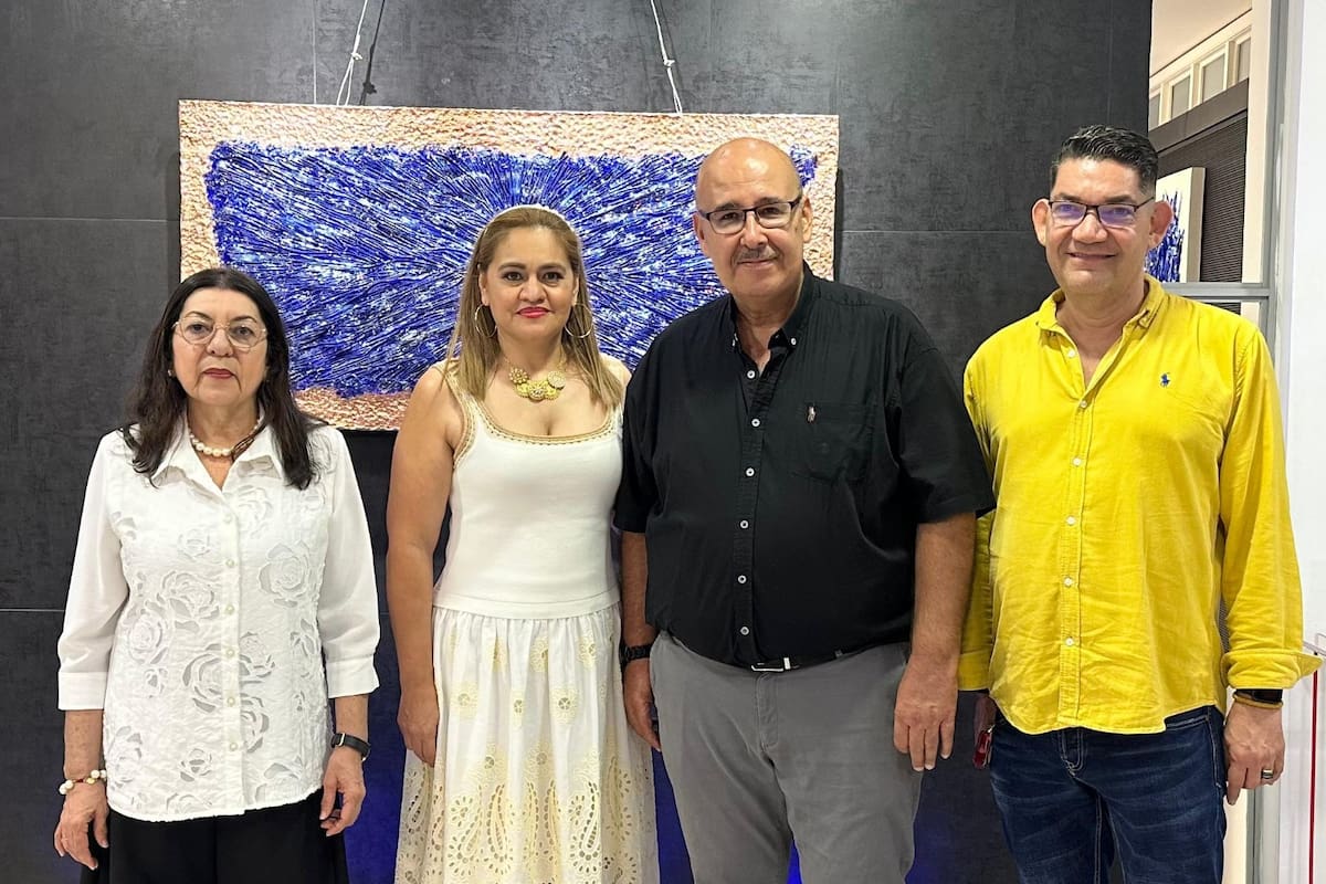 Amparo Caballero, directora de la Alianza Francesa de Bucaramanga; Liliana Bueno Balaguer, contadora pública; maestro Daniel Castillo Serrano, artista expositor; y Ciro Miguel Caballero, administrador de la Alianza Francesa. Suministrada / VANGUARDIA