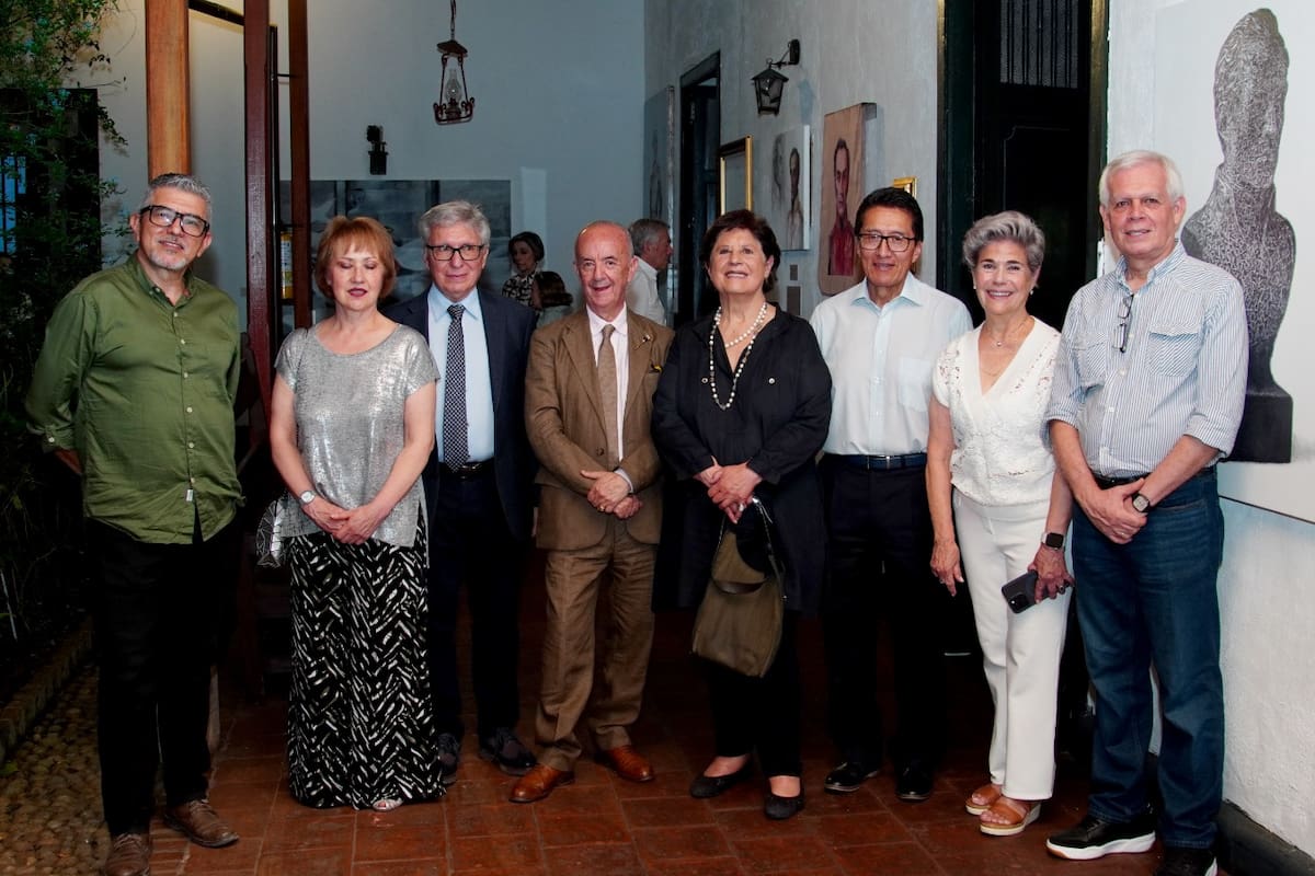 Guillermo Quintero (artista), Ximena de Valdenebro (artista), Armando Martínez Garnica (presidente de la Academia de Historia de Santander), Louis Georges Gómez y Cáceres (curador de la exposición), Patricia Tavera (artista), Alberto Rodríguez (artista), Clara Inés Blanco de Galvis (curadora del Museo Casa de Bolívar) y Omar Prieto (artista). Suministrada / VANGUARDIA