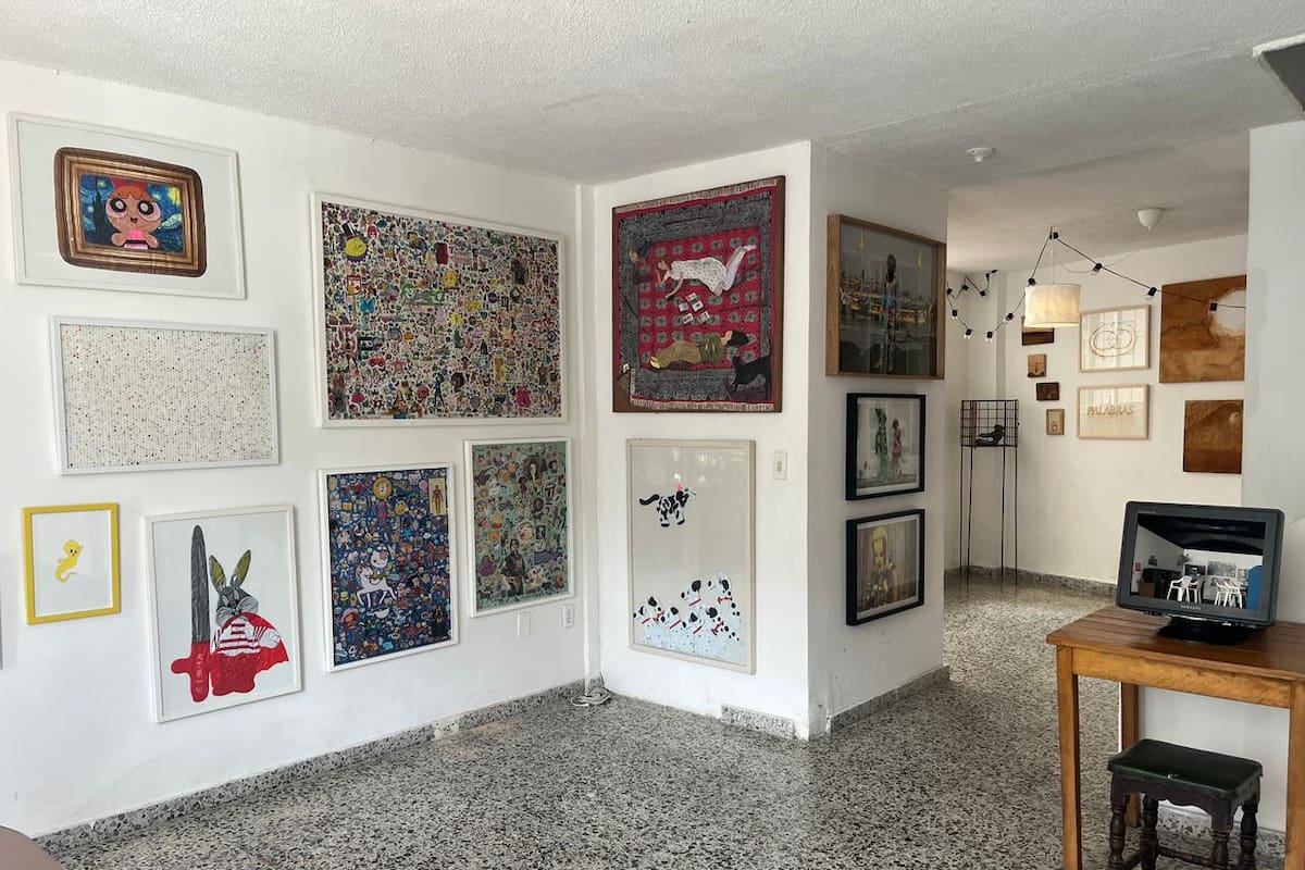 La “Exposición y venta de arte Maravilla” presenta en Bucaramanga una selección de obras que exploran lenguajes contemporáneos, desde microesculturas y collage hasta fotografía y pintura abstracta. / Suministrada