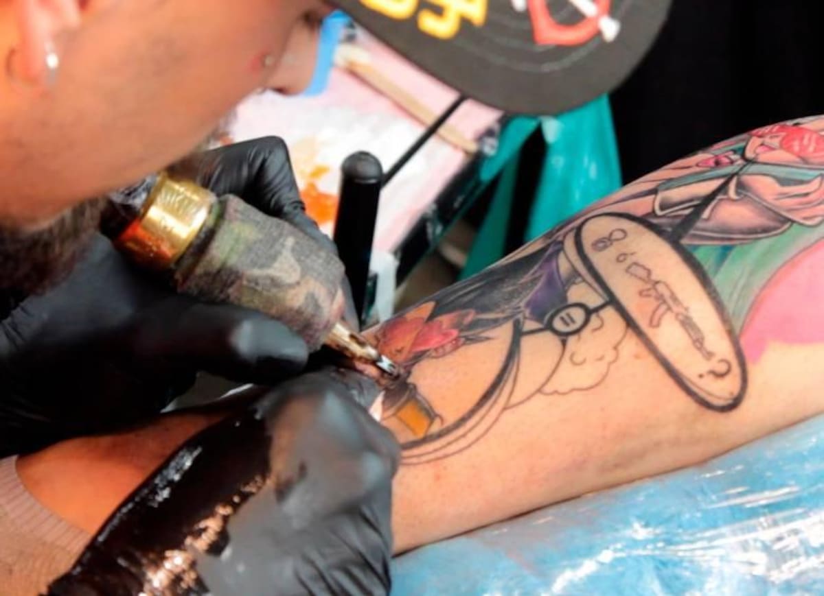 La muerte de Juan Felipe Palacio Vélez abrió interrogantes sobre los controles de bioseguridad y las condiciones sanitarias en eventos masivos de tatuajes realizados en Medellín. Imagen de apoyo IA.