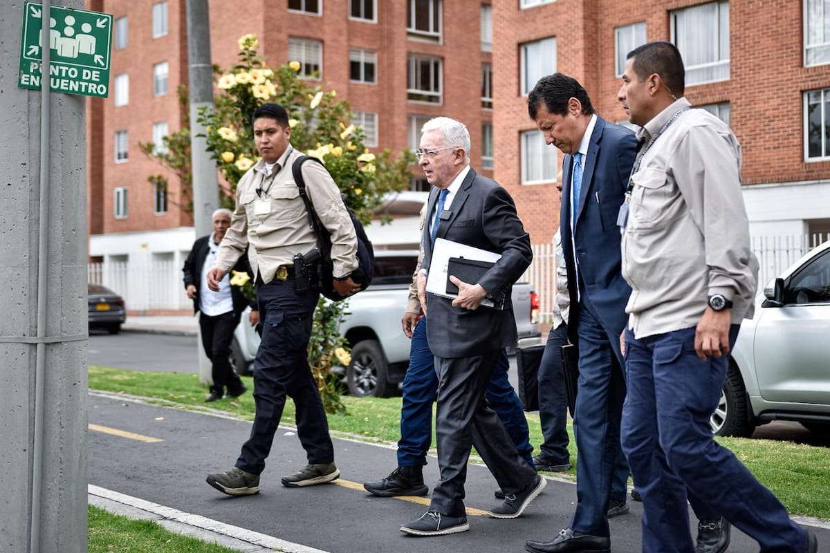 Expresidente Álvaro Uribe Vélez llega a la Fiscalía para rendir indagatoria. Foto: Colprensa/VANGUARDIA
