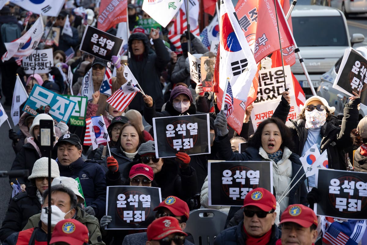 Caos y sentencia: Miles se manifiestan en Corea del Sur tras el fallo contra el expresidente Yoon.