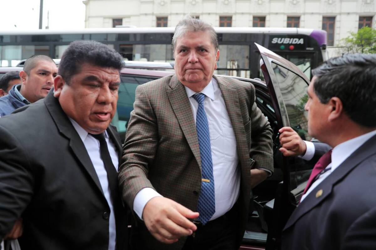 Alan García se presentó hoy al despacho del fiscal José Domingo Pérez para responder por los sobornos pagados por la constructora brasileña Odebrecht en la construcción de la Línea 1 del Metro de Lima, durante su segundo Gobierno (2006-2011). (Foto: EFE / VANGUARDIA LIBERAL )