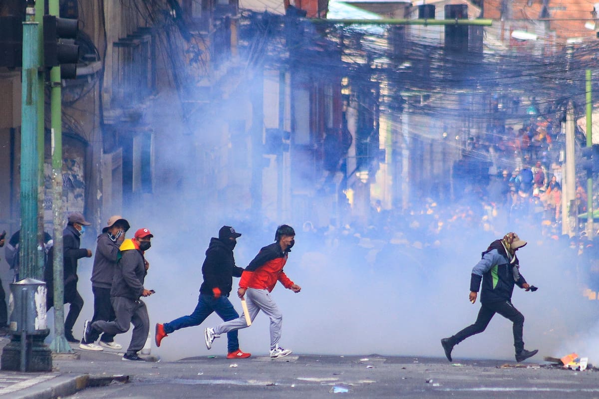 Manifestantes se enfrentan con la Policía durante una protesta, en la que exigen la renuncia del presidente Rodrigo Paz este lunes, en La Paz (Bolivia). EFE/ Gabriel Márquez