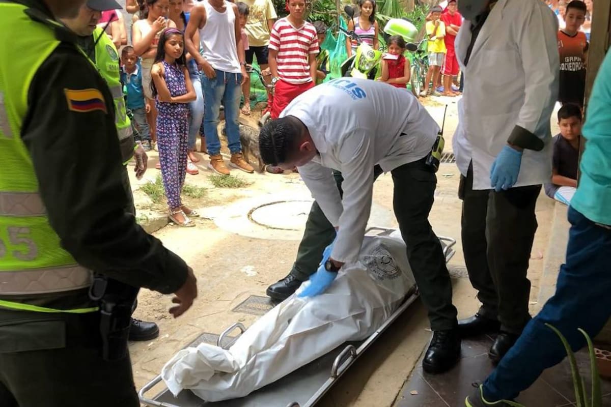 Miembros de la Seccional de Investigación Criminal, Sijín, fueron los encargados de realizar la inspección técnica del cadáver. (Foto: Suministrada / VANGUARDIA LIBERAL)