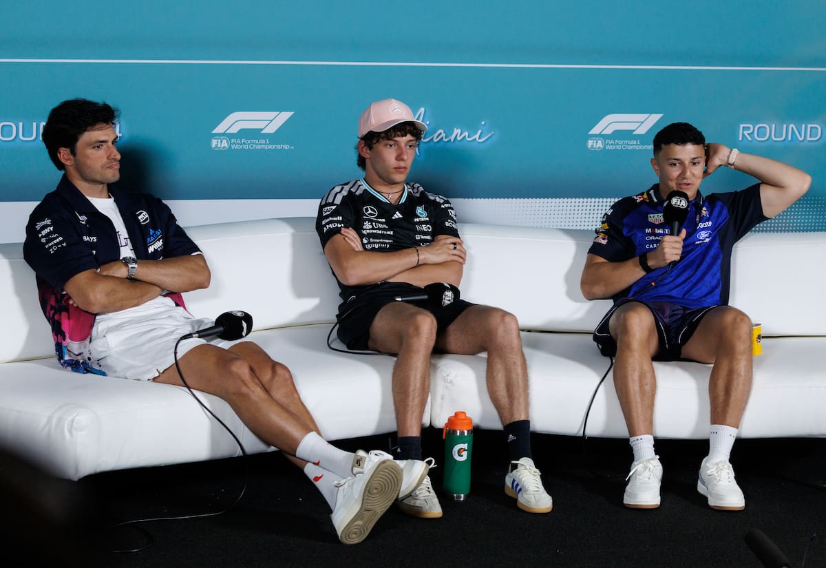 MIAMI (United States), 30/04/2026.- (L-R) Williams driver Carlos Sainz Jr of Spain, Mercedes driver Andrea Kimi Antonelli of Italy and Red Bull Racing driver Isack Hadjar of France attend a press conference for the Formula 1 Miami Grand Prix, in Miami Gardens, Florida, USA, 30 April 2026. The 2026 Formula 1 Miami Grand Prix is held on 03 May at the Miami International Autodrome. (Fórmula Uno, Francia, Italia, España) EFE/EPA/CRISTOBAL HERRERA-ULASHKEVICH