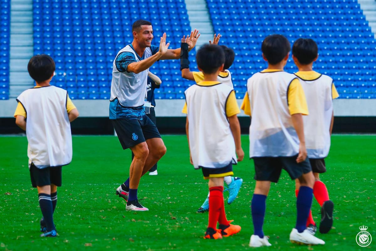 Cristiano Ronaldo jugando con niños. Al-Nassr / VANGUARDIA