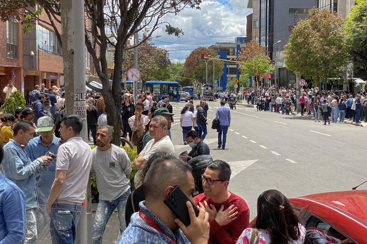 AME2070. BOGOTÁ (COLOMBIA), 17/08/2023.- Personas salen de un edificio al ser evacuadas tras un temblor de 6.1 hoy, en Bogotá (Colombia). Un temblor de magnitud 6,1 sacudió al mediodía de este jueves buena parte de Colombia, sin que hasta el momento las autoridades hayan informado de víctimas o daños. EFE/ Diana Sánchez DIANA SÁNCHEZ / EFE