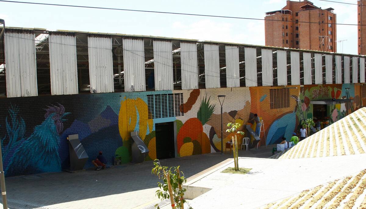 Una de las diferencias del mural y el graffiti es la utilización de materiales. El graffiti se hace con aerosol y el mural con vinilo. (Foto: César Flórez/VANGUARDIA LIBERAL)