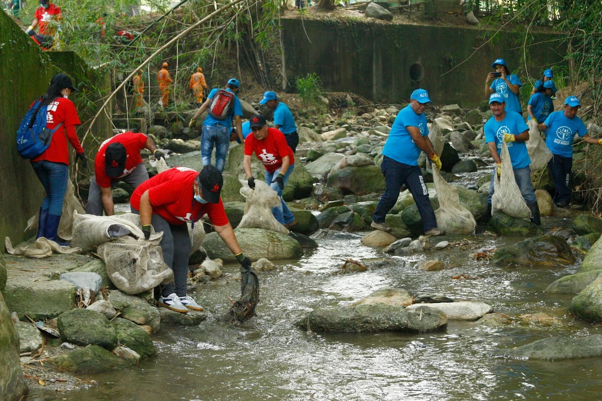 Buscan voluntarios para limpiar una fuente hídrica de Bucaramanga. Foto: Archivo