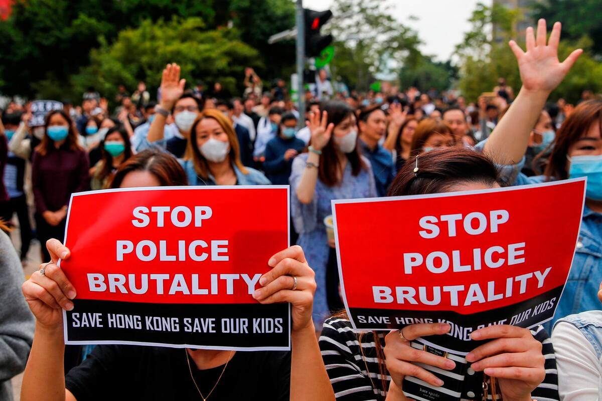 Manifestantes prodemocracia protestan contra la brutalidad policial, el pasado 26 de noviembre en la ciudad de Hong Kong. (Foto: EFE /VANGUARDIA)