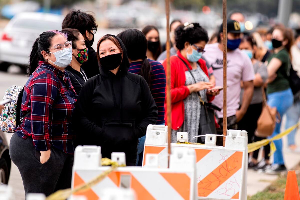 El coronavirus se propagó en Estados Unidos primero en zonas costeras y grandes urbes, sin tocar muchas áreas rurales ni pequeñas ciudades. En la foto, personas hacen fila para hacerse el test de la COVID-19 en Los Ángeles, California. (Foto: EFE / VANGUARDIA)